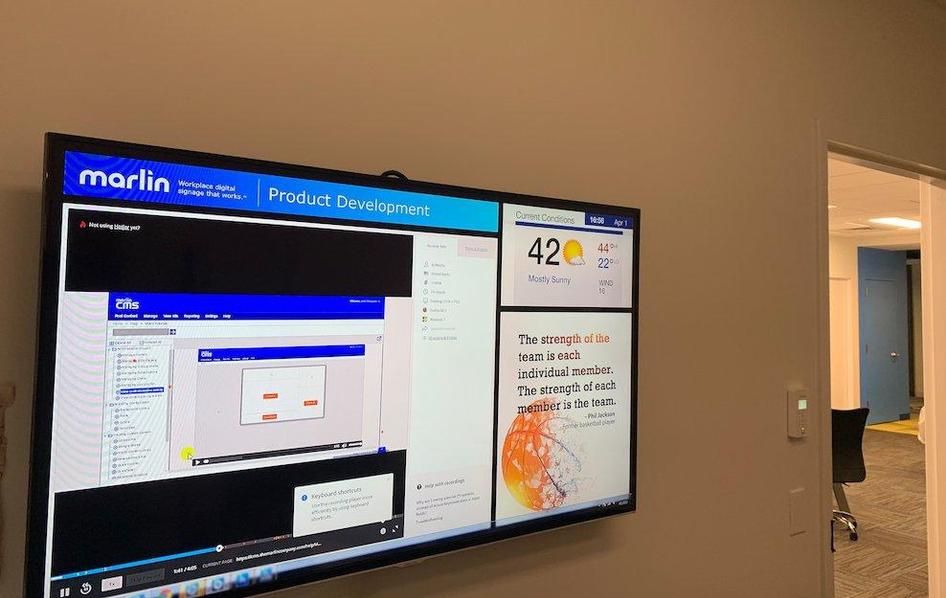 #Gravações da Hotjar projetadas em um monitor na sede da Marlin